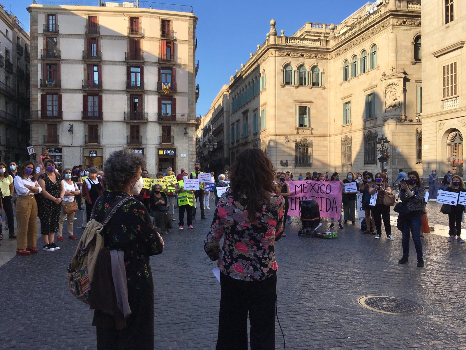 Persones concentrades a la plaça Sant Jaume