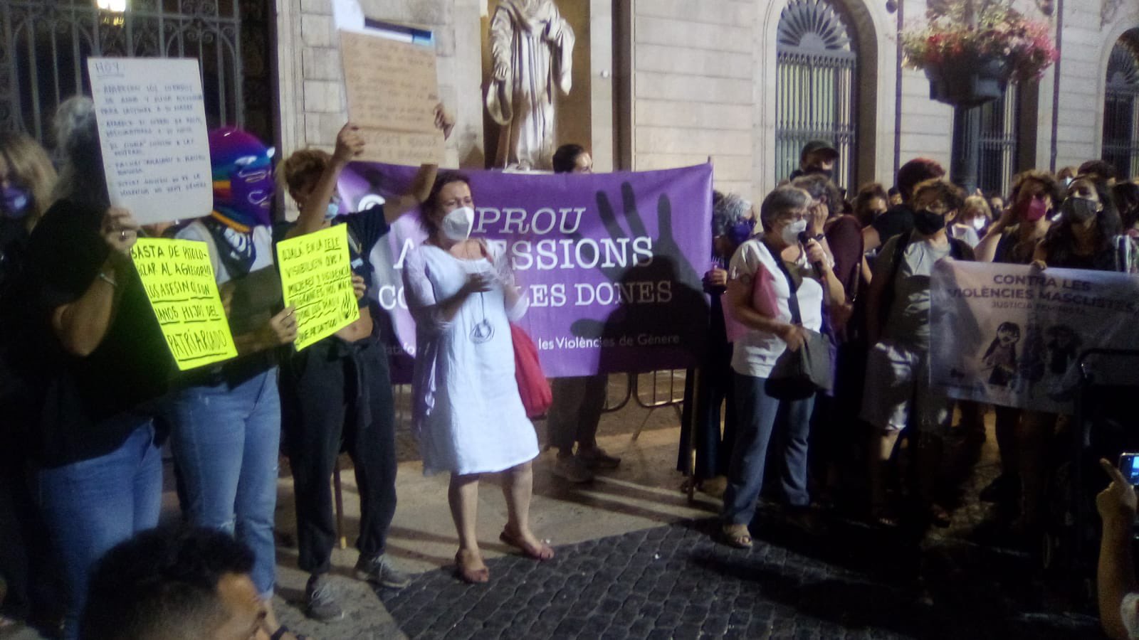 Imatge de persones concentrades a la plaça Sant Jaume