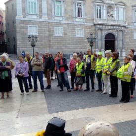 Imatge de persones durant la concentració a la plaça Sant Jaume