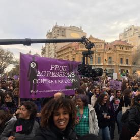 Imatge de la manifestació del 8 de març amb la pancarta de la Plataforma