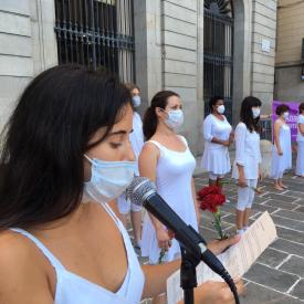 Dones de blanc preparades per començar la concentració 