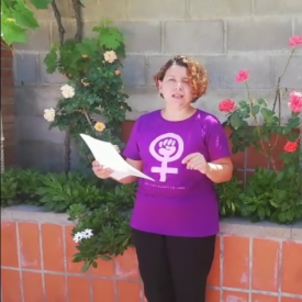 Lectura del manifest, es veu a duna dona amb una samarreta de l'associació Ca l'Aurèlia en un espai exterior