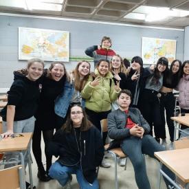 Fotografia de grup amb nois i noies joves de la XAJI dins de l'aula
