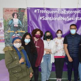 Alumnes d'un institut davant una pancarta amb els lemes "Trenquem els estereotips" i "Sant Jordi no sexista"