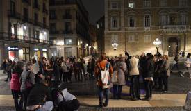 Imatge general de les persones que es van concentrar a la plaça Sant Jaume el 17 de febrer