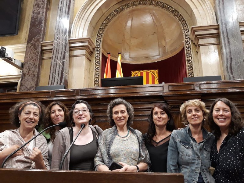 Imatge d'un grup de dones dins del Parlament de Catalunya