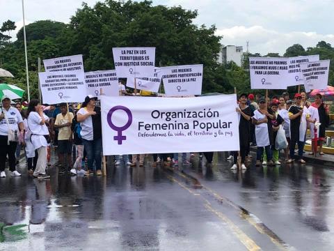 Imatge d'una manifestació de dones amb una pancarta de la OFP