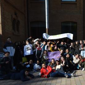 Fotografia de grup de les persones que integren la XAJI de Cornellà davant el Citilab