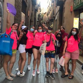 Grup de noies en un carrer del Casc Antic de Barcelona